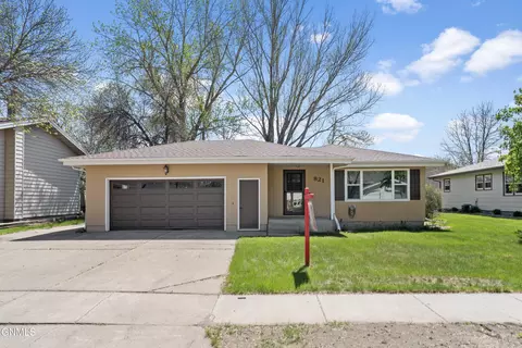 821 E Wachter Ave, Bismarck, ND 58504