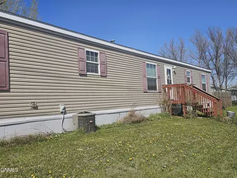 101 Hickman St, Grenora, ND 58845
