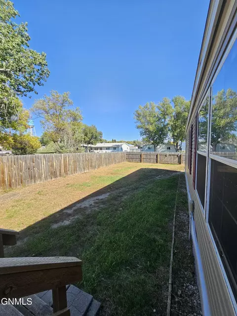 101 Hickman St, Grenora, ND 58845 photo 2
