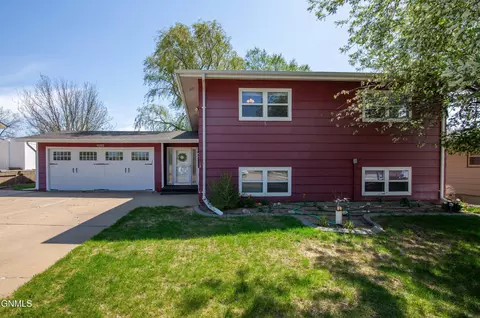 1052 Alder Ave, Dickinson, ND 58601