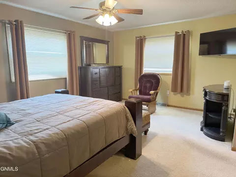 729 S 16th St, Bismarck, ND 58504 photo 10