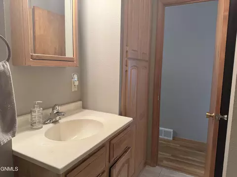 729 S 16th St, Bismarck, ND 58504 photo 16