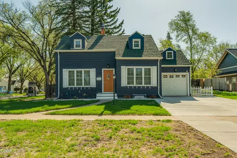 623 Raymond St, Bismarck, ND 58501 photo 2