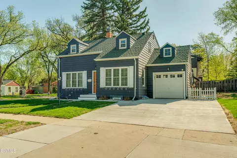 623 Raymond St, Bismarck, ND 58501