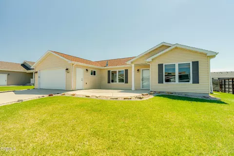 6335 Edgerly Ln, Lincoln, ND 58504