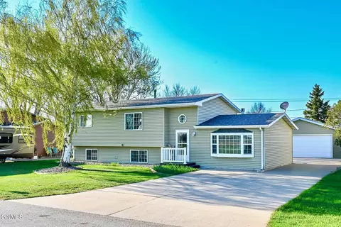 432 2nd St NE, Surrey, ND 58785