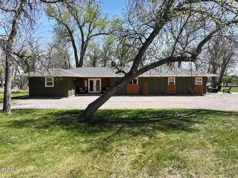 5413 Fernwood Dr, Bismarck, ND 58503