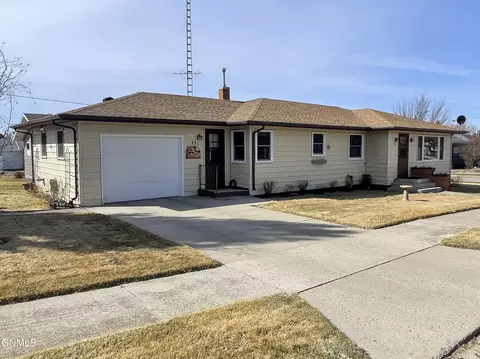 421 1st St NE, Linton, ND 58552