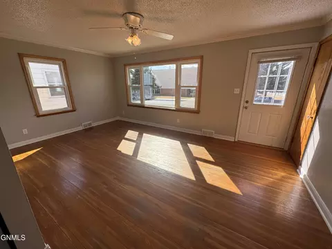 1329 N 14th St, Bismarck, ND 58501