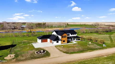 11815 Prairie Green St, Crosby, ND 58730