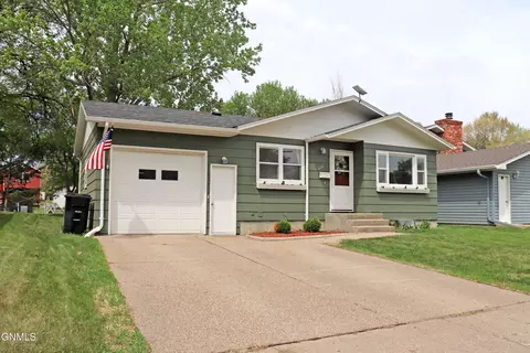 620 18th St N, Bismarck, ND 58501