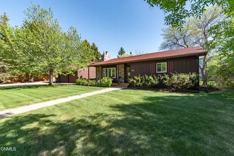 1531 Country Ln, Bismarck, ND 58503