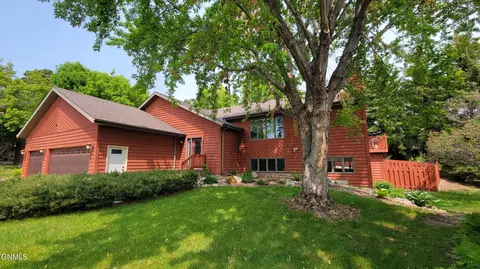 128 Cherry Ln, Bismarck, ND 58503