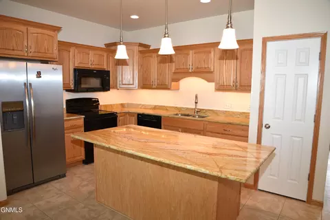 630 Calgary Ave E, Bismarck, ND 58503 photo 2