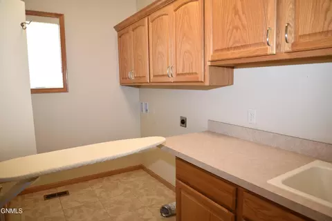 630 Calgary Ave E, Bismarck, ND 58503 photo 35