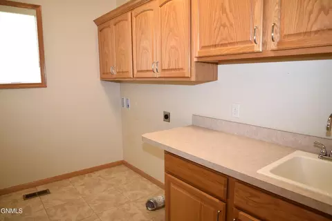 630 Calgary Ave E, Bismarck, ND 58503 photo 33