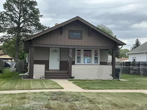 208 9th Ave SW, Mandan, ND 58554