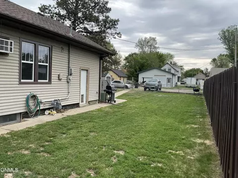 Exterior - 208 9th Ave SW, Mandan, ND 58554 photo 2 of 3