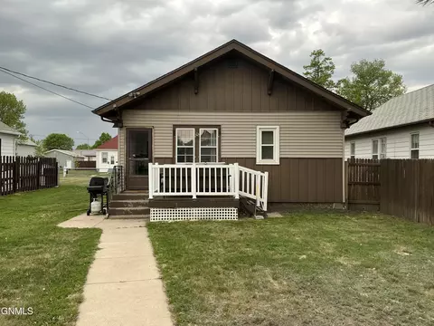 Exterior - 208 9th Ave SW, Mandan, ND 58554 photo 3 of 3