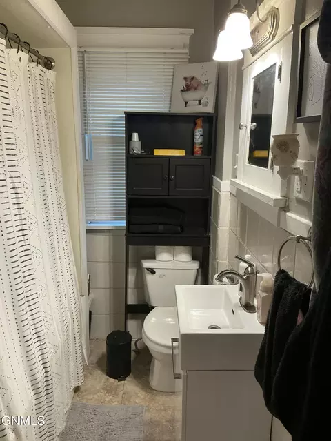 Bath - 208 9th Ave SW, Mandan, ND 58554 photo 1 of 2
