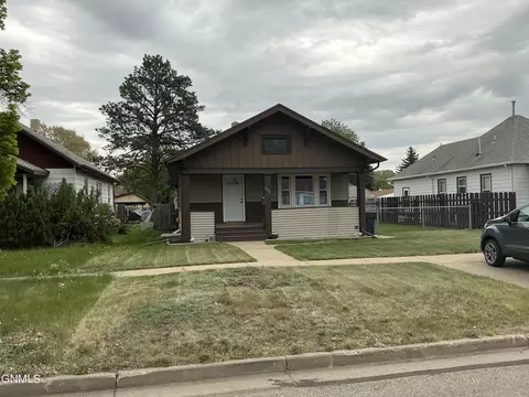Exterior - 208 9th Ave SW, Mandan, ND 58554 photo 1 of 3