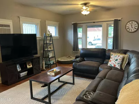 Living - 208 9th Ave SW, Mandan, ND 58554 photo 1 of 3