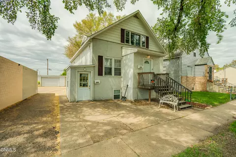 214 16th St, Bismarck, ND 58501