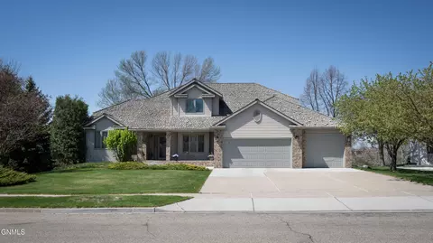 2716 Domino Dr, Bismarck, ND 58503