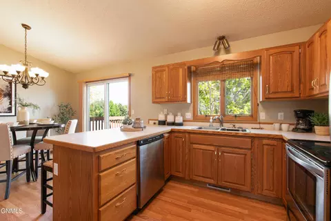 2953 Warwick Loop, Bismarck, ND 58504 photo 8