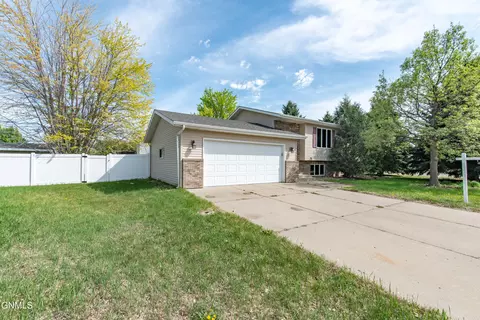 2953 Warwick Loop, Bismarck, ND 58504 photo 2