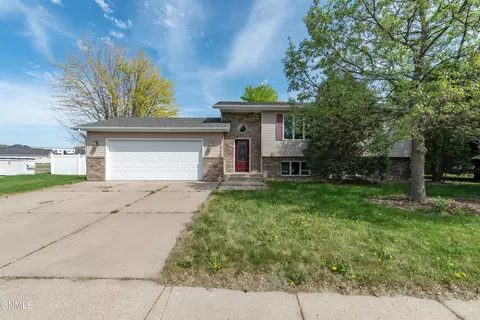 2953 Warwick Loop, Bismarck, ND 58504