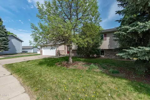 2953 Warwick Loop, Bismarck, ND 58504 photo 3