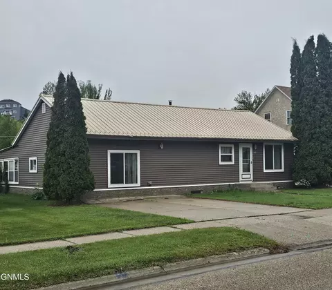 1421 4th Ave NW, Jamestown, ND 58401