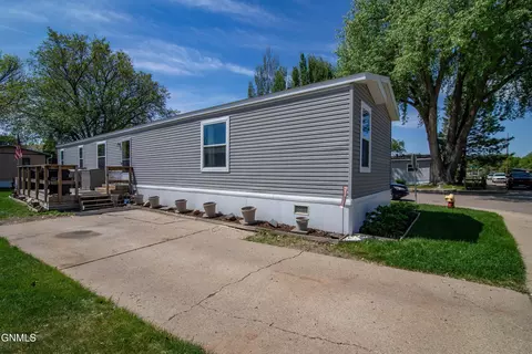 101 Northwest Dr, Bismarck, ND 58504