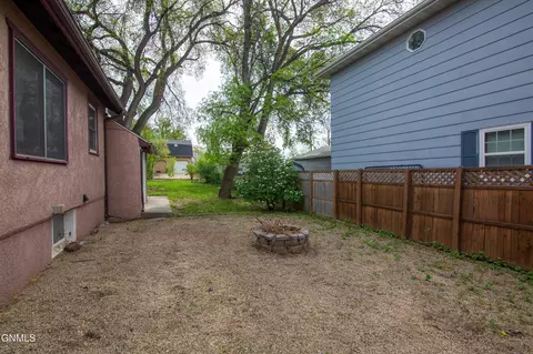 827 13th St, Bismarck, ND 58501 photo 39
