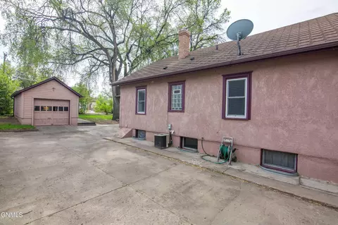 827 13th St, Bismarck, ND 58501 photo 37