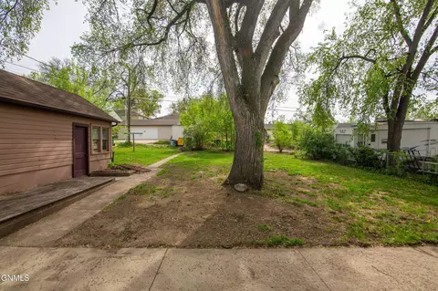 827 13th St, Bismarck, ND 58501 photo 32
