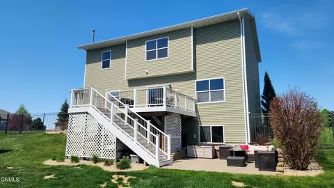 1325 Eagles View Ln, Bismarck, ND 58503 photo 2