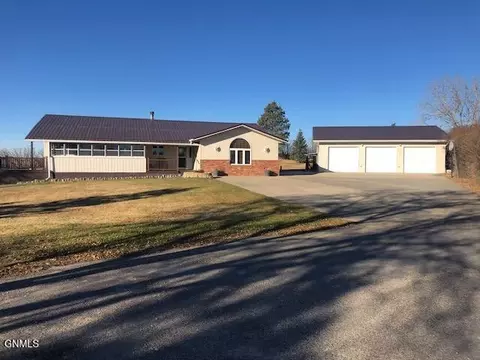13948 Town Country Ct S, Williston, ND 58801