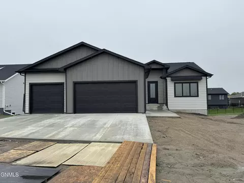 4002 Steel St, Bismarck, ND 58503