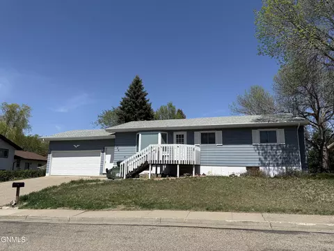 704 6th St NE, Mandan, ND 58554