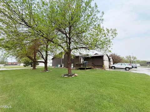 1802 15 12 St SW, Minot, ND 58701