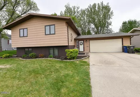 1407 6th Ave NE, Jamestown, ND 58401