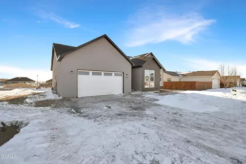 3403 32nd St W, Williston, ND 58801 photo 2