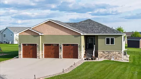 715 Evergreen Cir NW, Jamestown, ND 58401