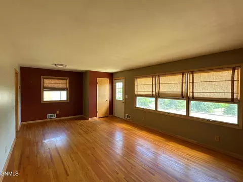 Living - 912 Summit Blvd, Bismarck, ND 58504 photo 1 of 3