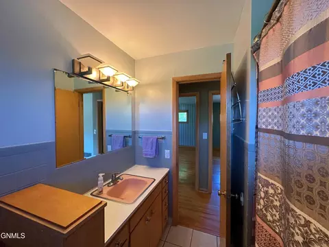 Bath - 912 Summit Blvd, Bismarck, ND 58504 photo 2 of 4