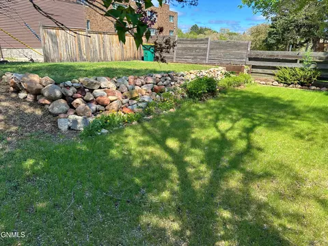 Exterior - 912 Summit Blvd, Bismarck, ND 58504 photo 6 of 8
