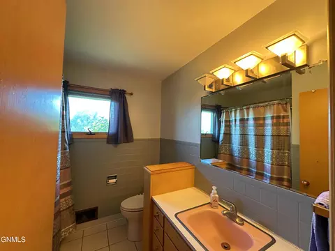 Bath - 912 Summit Blvd, Bismarck, ND 58504 photo 1 of 4