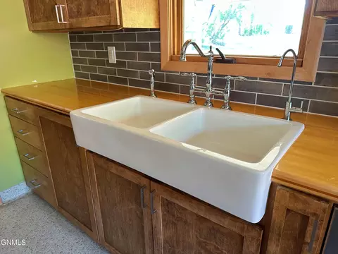 Kitchen - 912 Summit Blvd, Bismarck, ND 58504 photo 6 of 8